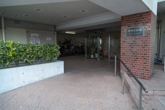 啓明宮前橋マンションのエントランス