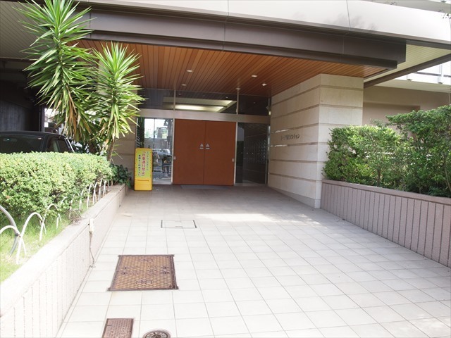 トーア辰巳マンションのエントランス
